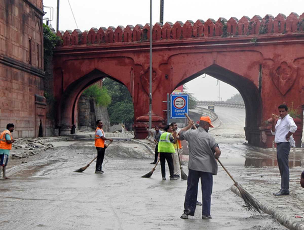 दिल्ली : घरों में निकल रहे हैं सांप, छात्रों को डेंगू मच्छरों से बचाने के निर्देश